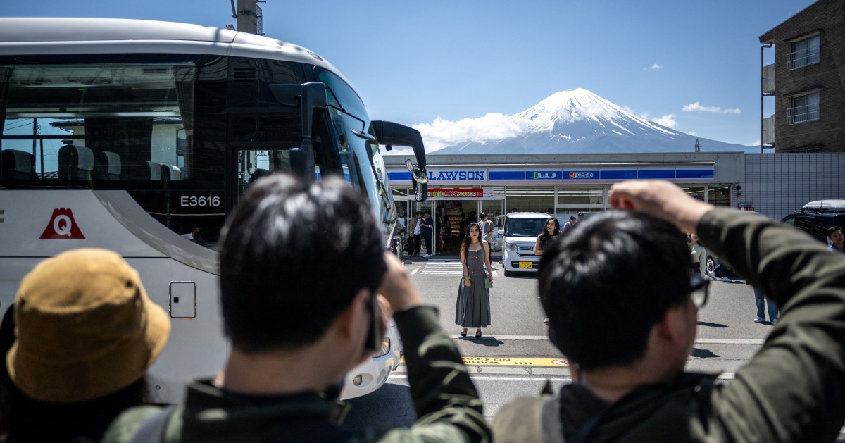 Tak tahan perangai buruk pelancong, pihak berkuasa bina penghadang halang pemandangan Gunung Fuji