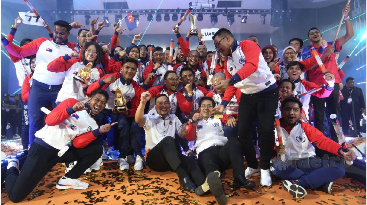 ONN  bersama atlet dan pegawai kontinjen Johor yang dinobatkan sebagai juara keseluruhan Sukma 2022 ketika majlis penutup temasya Sukma  di Dewan Canselor Tun Abdul Razak (DECTAR), Universiti Kebangsaan Malaysia (UKM), Bangi bulan lalu.