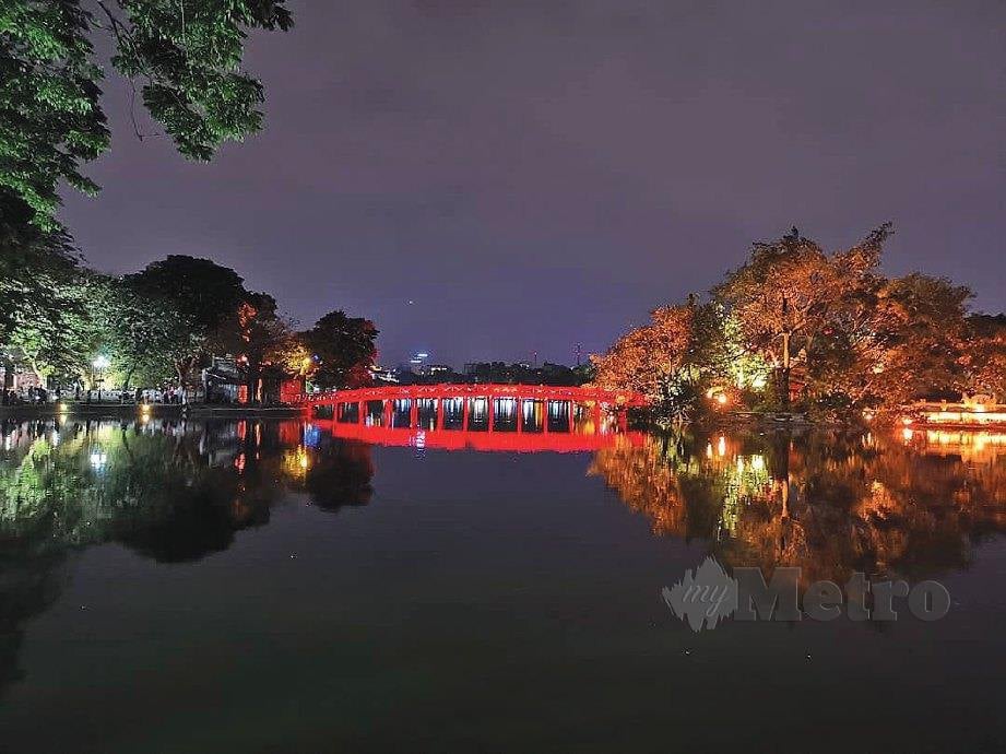 LANTUNAN cahaya berwarna-warni di Tasik Hoan Keam ketika malam. FOTO NSTP