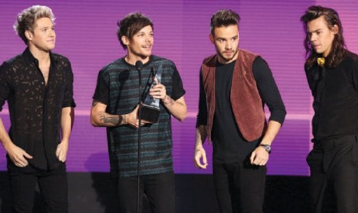 TOMLINSON (dua kiri) ketika ONE Direction menang Artis Terbaik American Music Awards 2015 di Los Angeles.