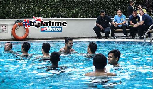 Kim Swee memantau sesi latihan ringan skuad Harimau Malaya  di kolam renang hotel penginapan Hilton PJ, hari ini. FOTO Osman Adnan