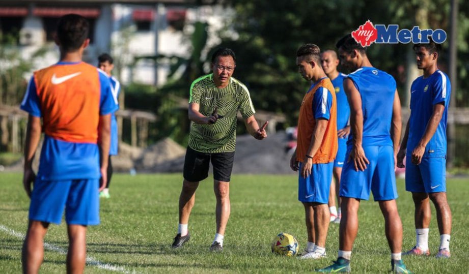 DATUK Ong Kim Swee memberi arahan kepada pemain pada sesi latihan. FOTO Osman Adnan 