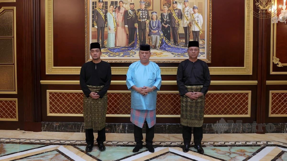 Onn Hafiz (kiri) bersama Sultan Ibrahim dan Hasni di majlis angkat sumpah Menteri Besar Johor ke-19 di Johor Bahru hari ini. Foto Ihsan FB Sultan Ibrahim Sultan Iskandar 
