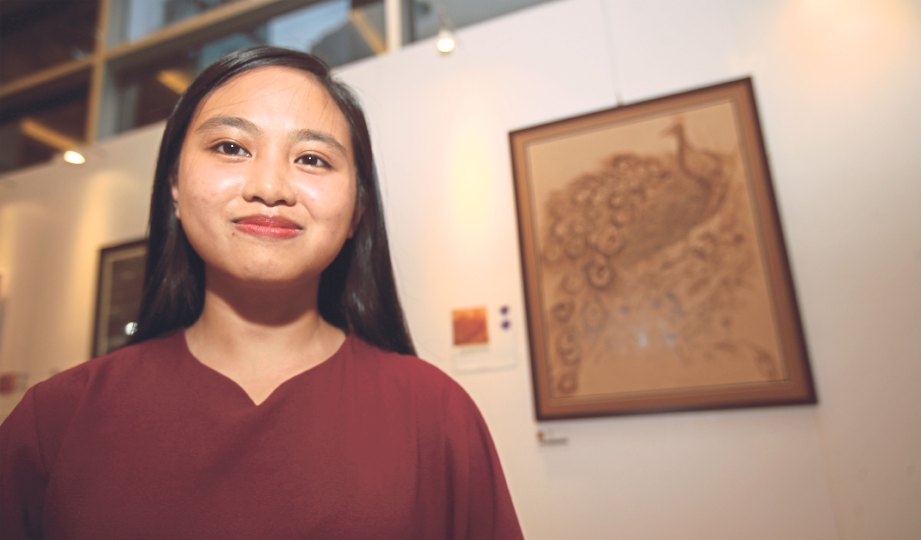 LEONNA, pelukis muda yang berazam memperjuangkan karya seni pirografi di Malaysia. 
