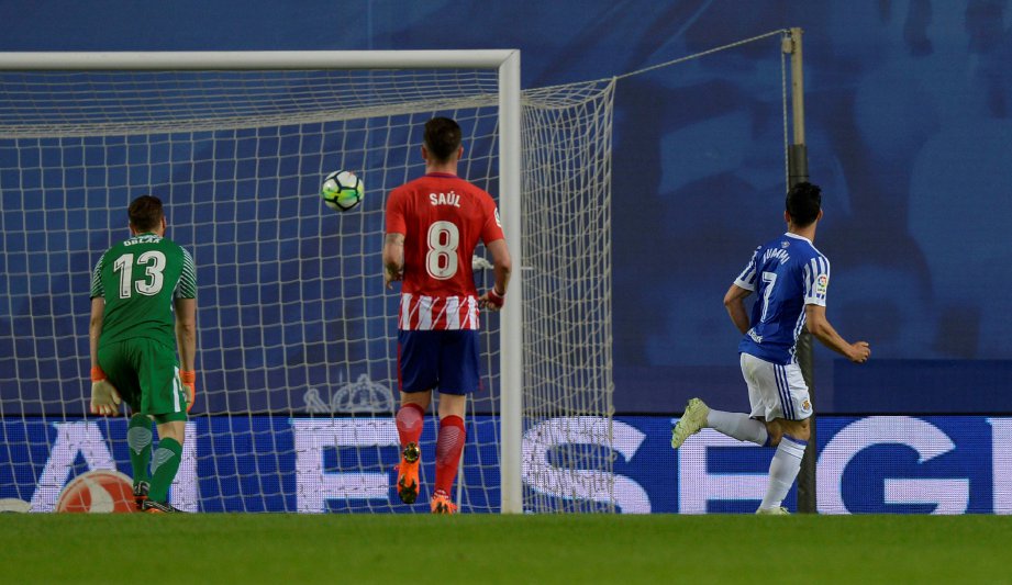 JUANMI (kanan) jaring gol ketiga Sociedad ketika menentang Atletico. -Foto Reuters