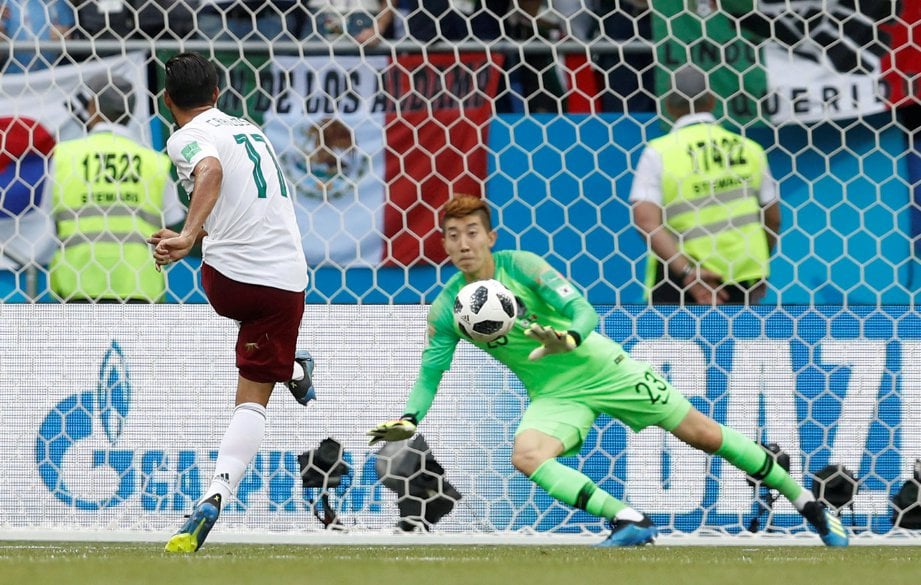VELA jaring gol pembukaan Mexico. -Foto Reuters
