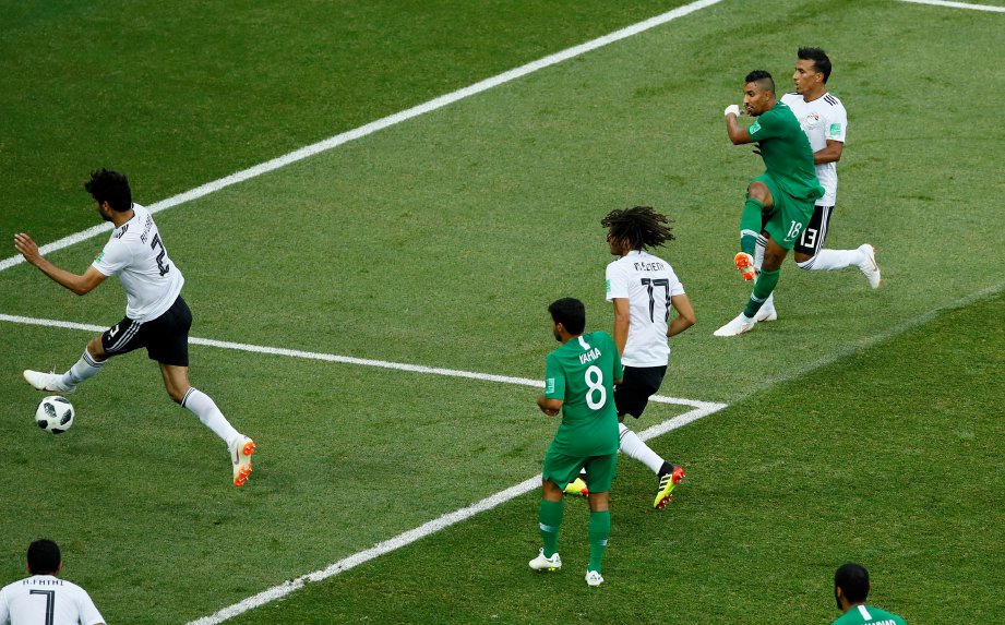 AL-DAWSARI (dua dari kanan) jaring gol kemenangan Arab Saudi. -Foto Reuters