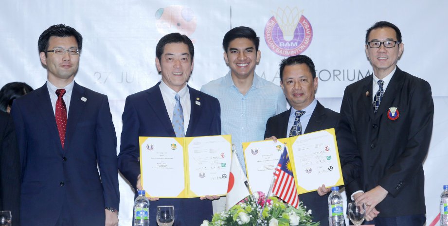 SYED Saddiq (tiga dari kanan) menyaksikan majlis menandantangani dokumen MoU antara BAM yang diwakili oleh Norza (dua dari kanan) dan Ehime Japan yang diwakili Nakamura (tiga dari kiri) di Akademi Badminton Malaysia. -Foto NURUL SYAZANA ROSE RAZMAN