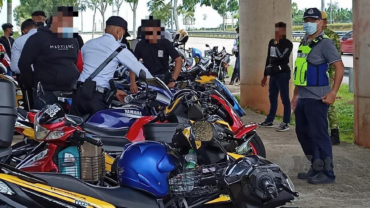 Anggota polis memeriksa motosikal dalam Op Samseng Jalanan di KM 403 LPT2 arah Bukit Besi ke Kuala Terengganu di Kuala Berang hari ini. Foto Ihsan PDRM  