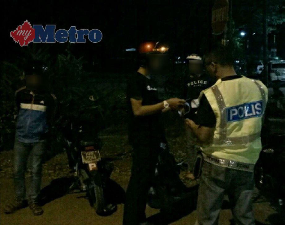 Anggota polis trafik melakukan pemeriksaan dalam Ops Samseng Jalanan dan Ops Mabuk di Jalan Kuah-Padang Matsirat, Langkawi, hari ini. FOTO/ Ihsan Polis Trafik Langkawi