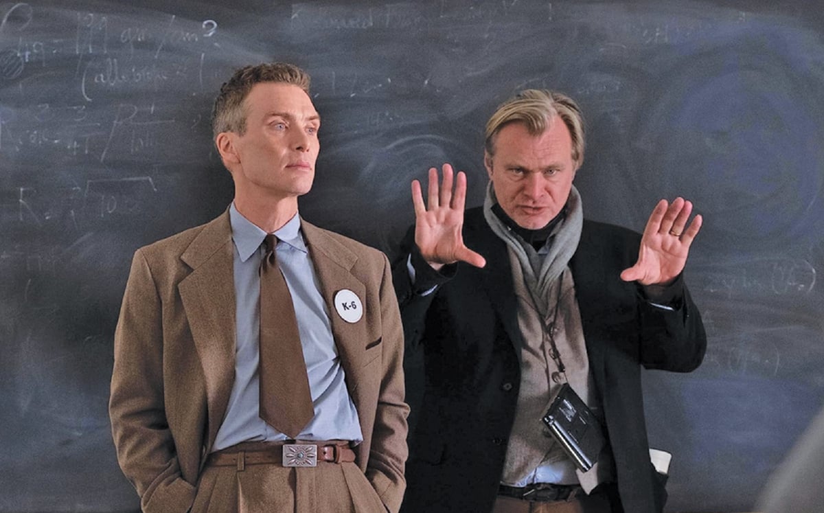 MURPHY menerima arahan Nolan (kanan) ketika penggambaran Oppenheimer.