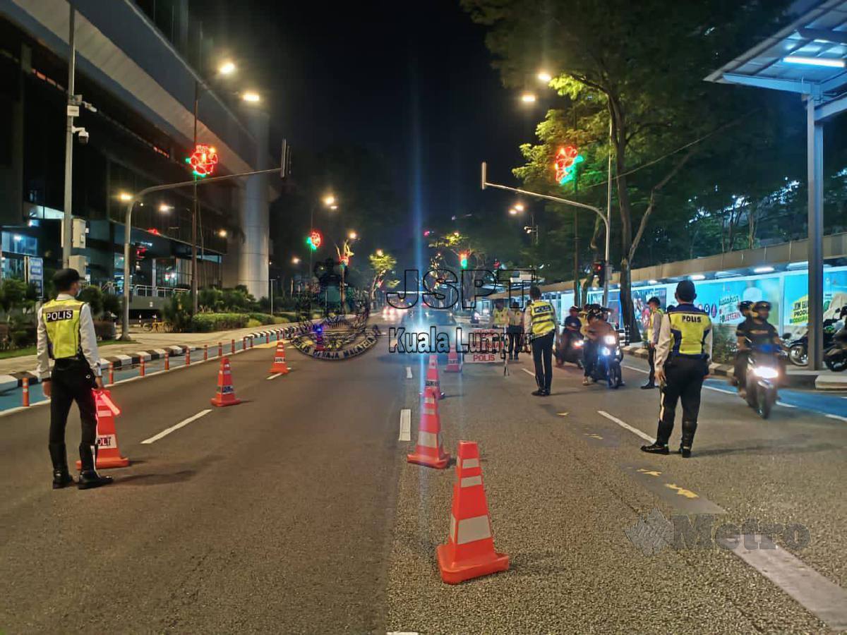ANGGOTA JSPT Kuala Lumpur menjalankan Operasi Samseng Jalanan, Motosikal dan Pelbagai Kesalahan di sekitar ibu kota, sejak Jumaat hingga awal pagi tadi. FOTO ihsan polis