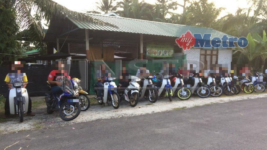 PENUNGGANG motosikal yang diperiksa dalam Ops Samseng Jalanan di Jalan Pantai Kuala Kurau berhampiran Pantai Ban Pecah, Tanjung Piandang, Parit Buntar, semalam. Foto SHAIFUL SHAHRIN AHMAD PAUZI.