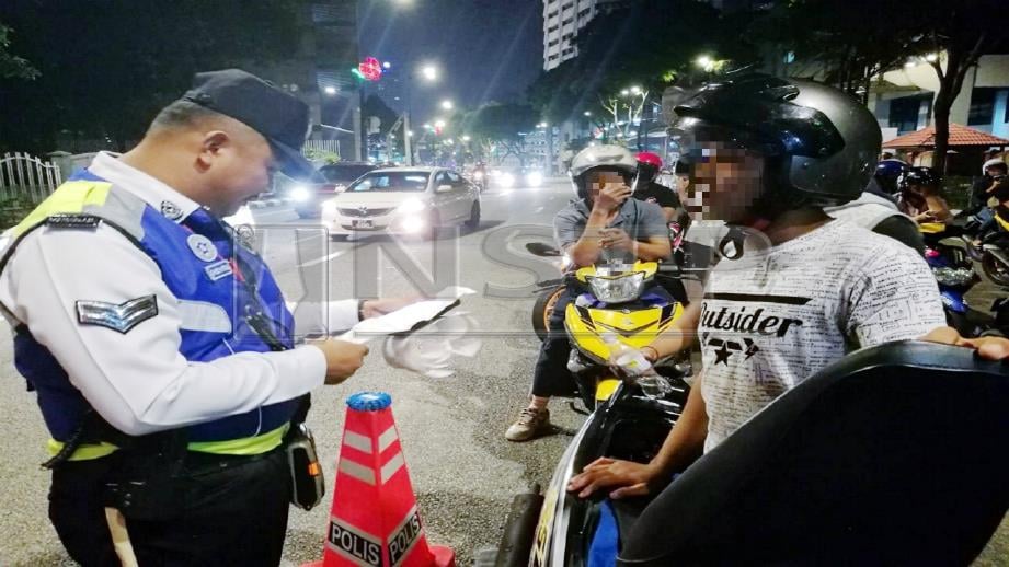 Sekatan jalan raya Op Bersepadu Motosikal di Jalan Raja Laut, Kuala Lumpur, malam tadi. FOTO Azhar Ramli