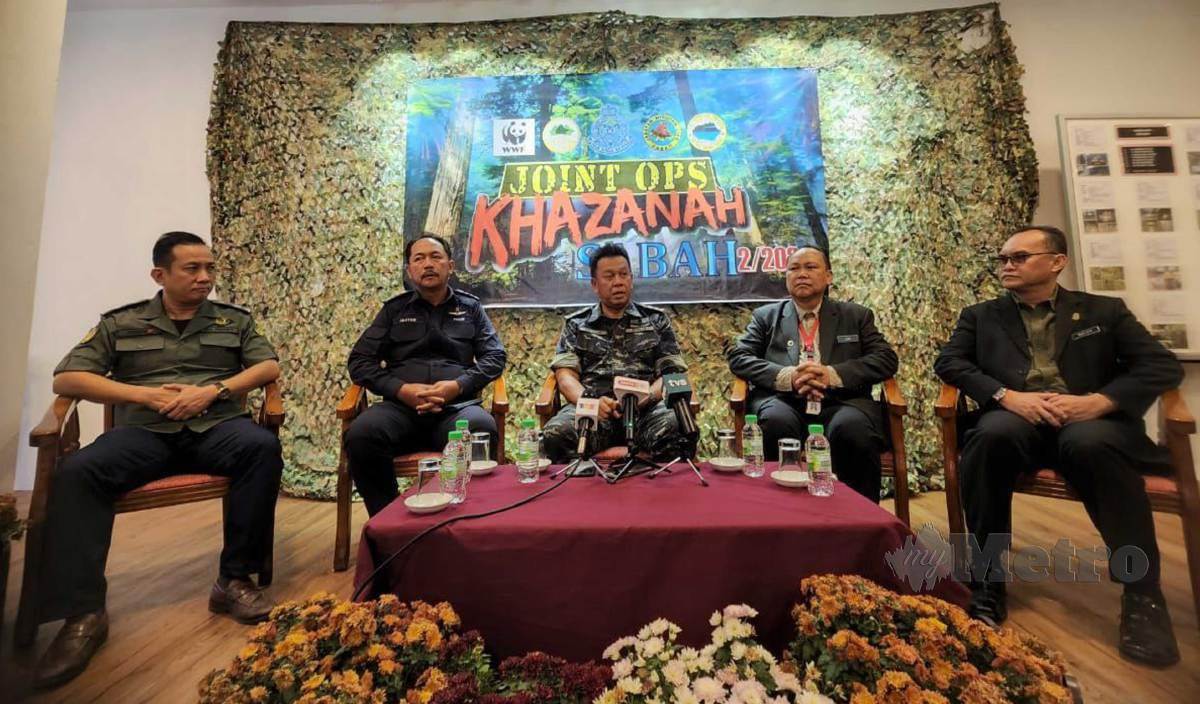 HAZANI (tengah) ketika sidang media selepas merasmikan Penutupan Op Bersepadu Khazanah Sabah Bil 2/2022 di Kinabalu Park, Kundasang. FOTO Juwan Riduan
