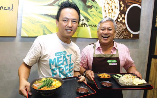 CEF WAN (kanan) dan Lee memegang hidangan organik menggunakan bahan organik daripada BMS Organics.