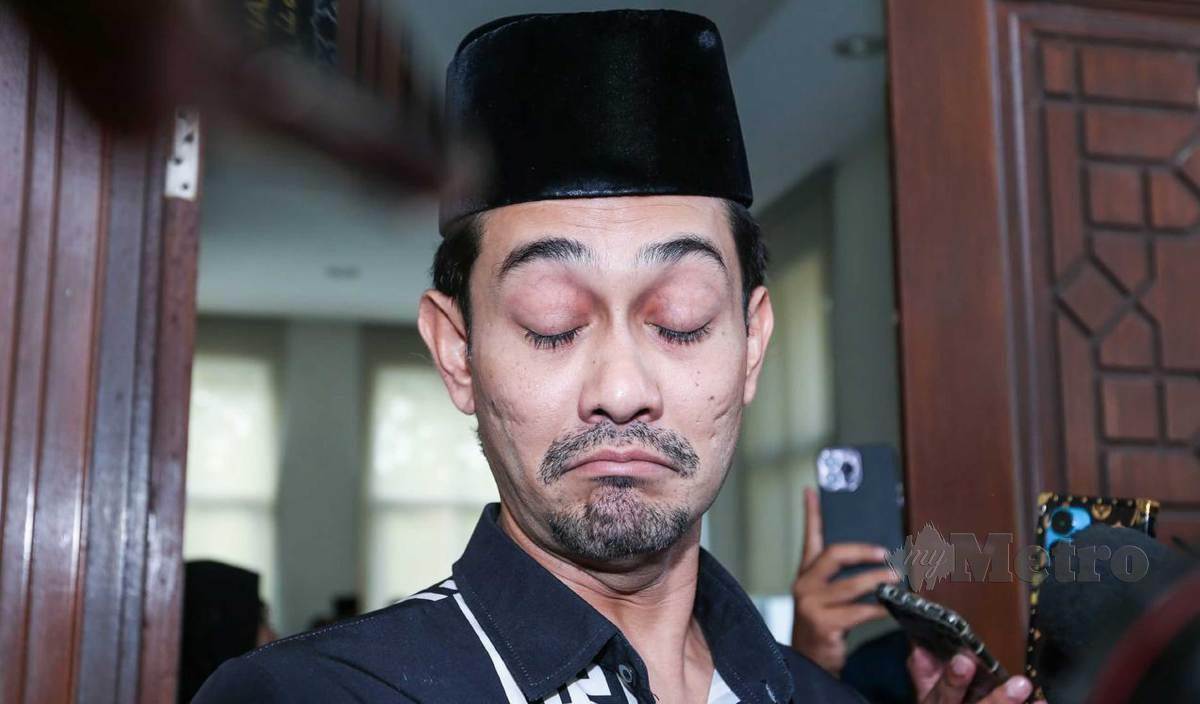 FARID Kamil ketika keluar dari Mahkamah Rendah Syariah Petaling, Subang Bestari hadir bagi pelantikan Jawatankuasa Pendamai (JKP) dengan isterinya Diana Danielle. FOTO Aswadi Alias