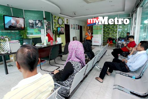 Orang ramai mendengar ucapan Perdana Menteri ketika membentangkan pengubahsuaian Bajet 2016 di klinik di Bandar Baru Uda, Johor Bahru. FOTO Zulkarnain Ahmad Tajuddin