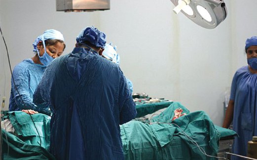 DOKTOR dan jururawat menjalankan pemindahan organ secara haram.