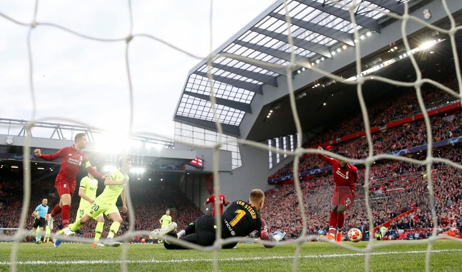 ORIGI (kanan) menjaringkan gol pertama Reds di Anfield. — FOTO Reuters