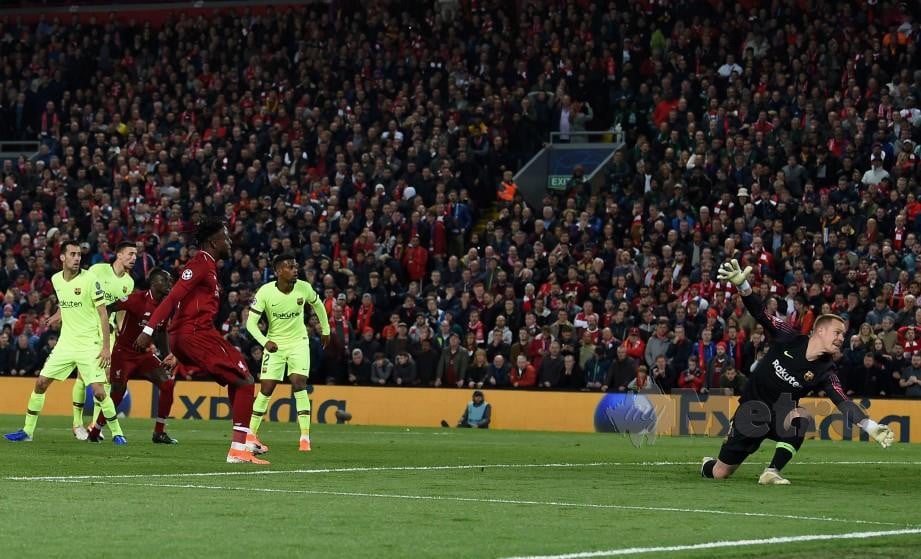 ORIGI (tiga kanan) tidak dikawal ketika menjaringkan gol kemenangan Liverpool. — FOTO AFP