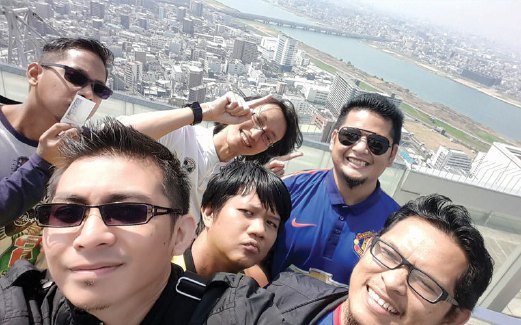 UMAR, Shafiq, Firdaus, Imran, Hafizuddin dan Khairul Nizam bergambar di Menara Umeda, berlatarkan bandar Osaka.