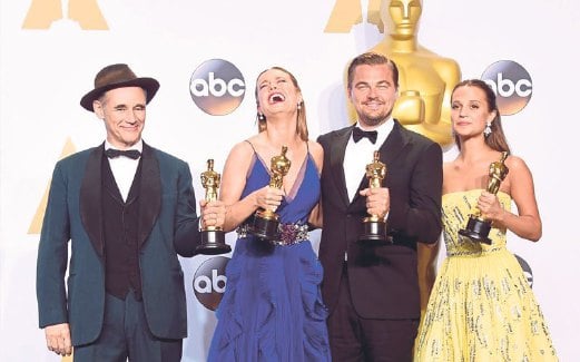 LEO diapit pemenang Oscar, Mark (kiri), Brie (dua dari kiri) dan Alicia.