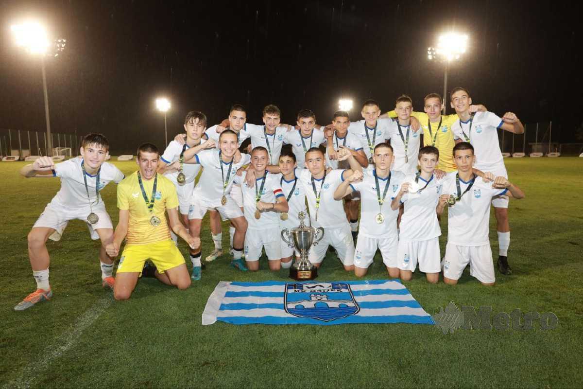 PEMAIN pasukan NK Osijek meraikan kejayaan selepas muncul juara bawah 14 tahun Piala Supermokh 2022 selepas menewaskan Paris Saint Germain (PSG) 2-1 di padang Arena AMD Gambang. FOTO Mohd Rafi Mamat