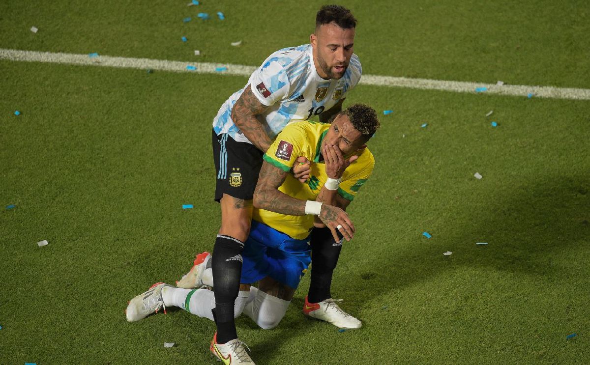 OTAMENDI mengangkat Raphinha selepas sikunya terkena pemain itu. FOTO - AFP