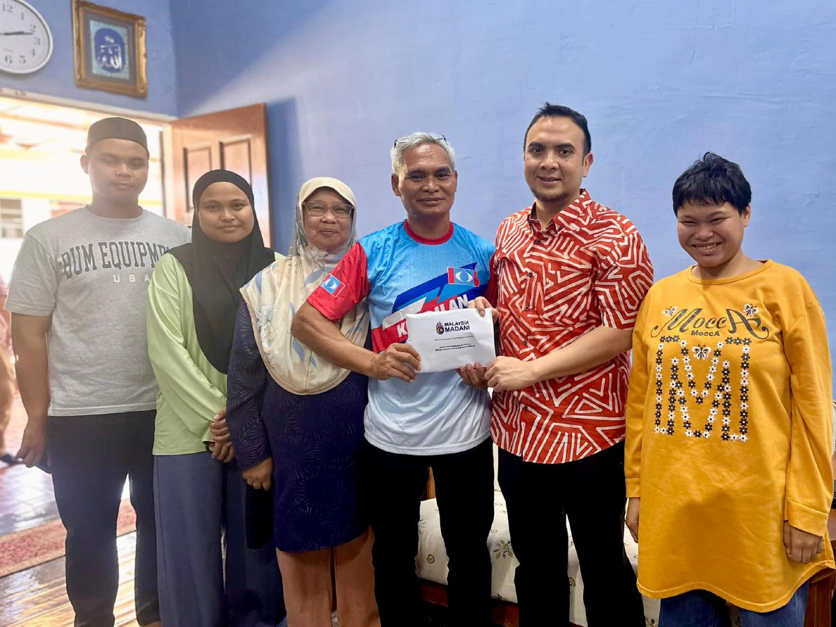 FARHAN (dua dari kanan) mewakili Anwar menghulurkan sumbangan kepada Kamarul. FOTO Facebook Rasmi Perdana Menteri Datuk Seri Anwar Ibrahim 