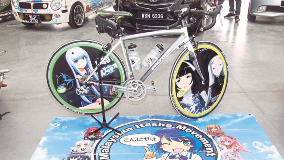 MENGHIASKAN basikal dengan gambar karakter animasi.