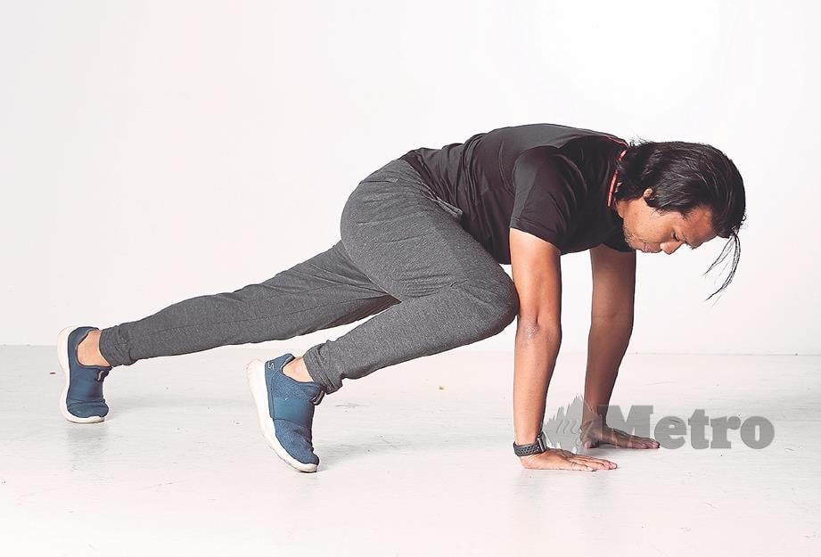 SENAMAN ini dapat membantu pembentukan perut dan juga berguna untuk melatih otot punggung dan pinggang.  FOTO: Salhani Ibrahim