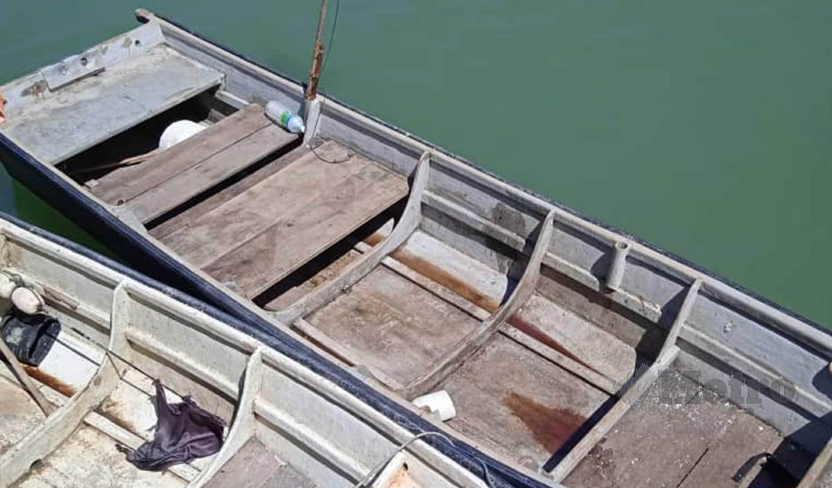 DUA perahu gentian kaca dirampas Jabatan Perikanan selepas dua tekong dan dua awak-awak ditahan kerana menangkap ikan tanpa lesen di perairan pesisir pantai Bukit Punggur, Melaka. FOTO Hassan Omar