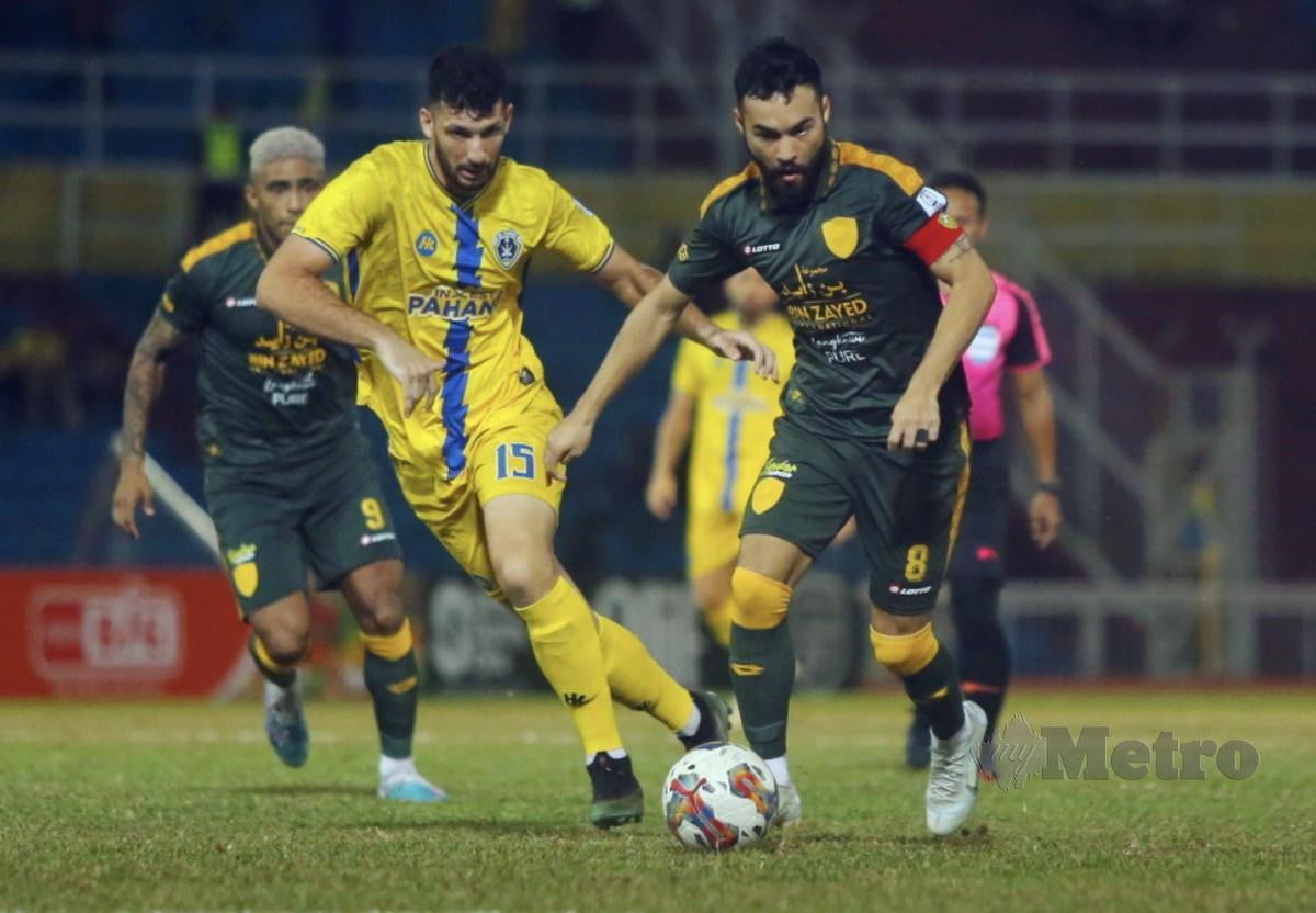 PEMAIN Kedah Darul Aman FC, Manuel Gelito Ott (kanan) diasak pemain Sri Pahang FC, Stefano Brundo, pada saingan Liga Super 2023, di Stadium Darul Makmur. FOTO Farizul Hafiz Awang