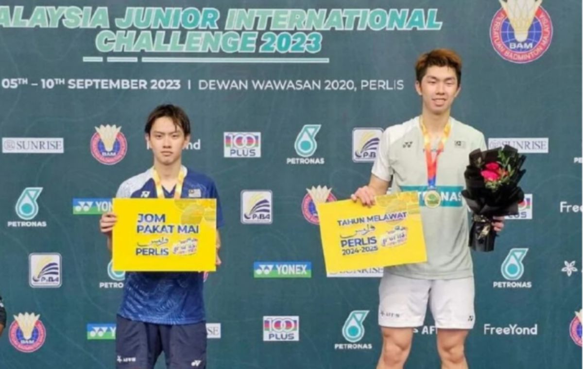 EOGENE Ewe (kanan) menjuarai kategori perseorangan lelaki pada kejohanan Cabaran Antarabangsa Remaja Malaysia di Perlis kelmarin. FOTO FB Persatuan Badminton Malaysia