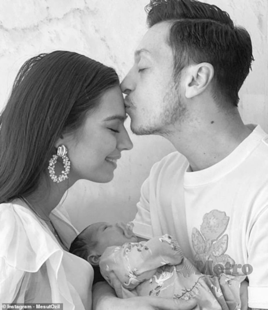 Ozil bersama isteri dan bayi perempuannya. FOTO Mesut Ozil