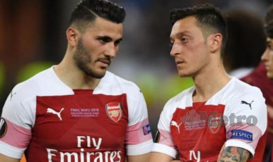 Ozil (kanan) dan Kolasinac diketepikan dari aksi persahabatan menentang Lyon susulan insiden itu. FOTO Agensi