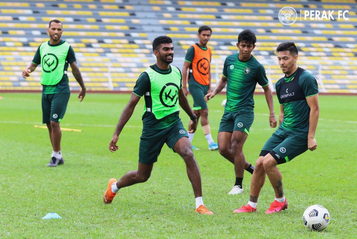 Pemain Perak FC menjalani latihan. FOTO Perak FC