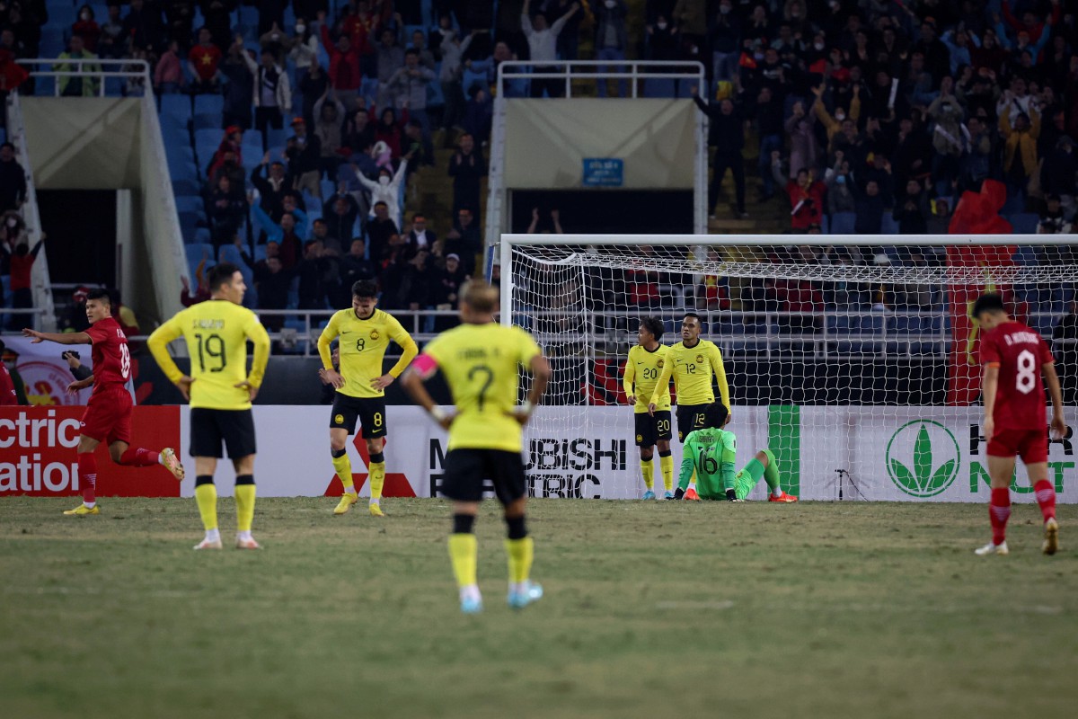 REAKSI kecewa pemain kebangsaan selepas tewas pada perlawanan Kumpulan B, Piala AFF menentang Vietnam di Stadium Nasional My Dinh, Selasa lalu. FOTO Bernama