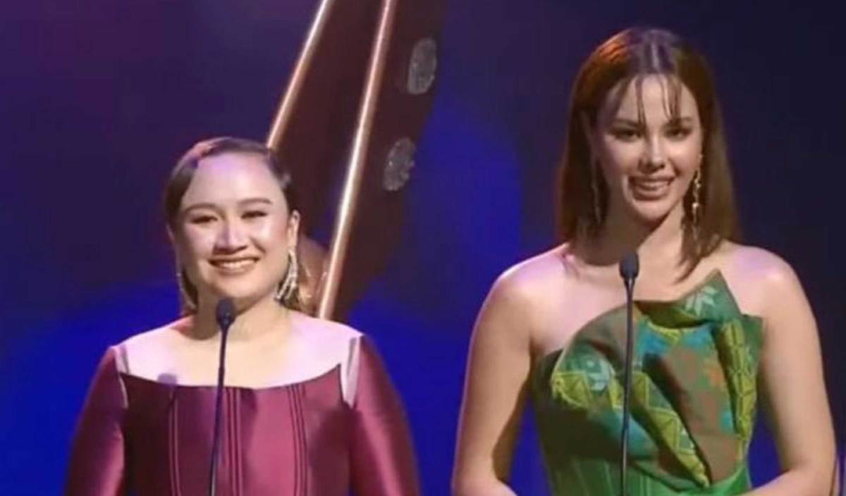 HANI (kiri) bersama Catriona ketika mengacarakan Asian TV Awards 2022 di Filipina, semalam.
