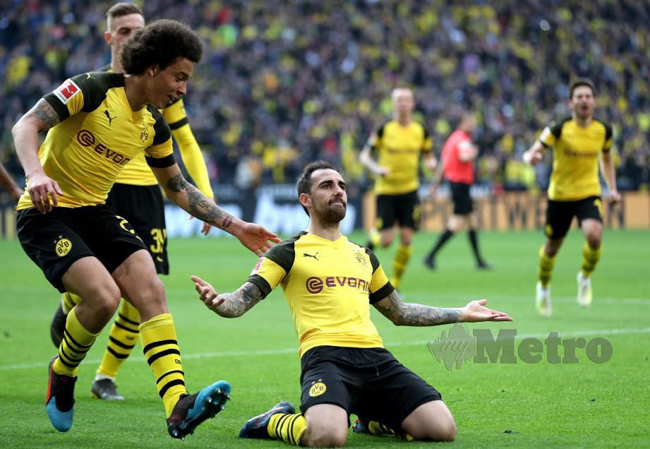 ALCACER (tengah) meraikan gol bersama Axel Witsel (kiri) di Dortmund, awal pagi tadi. — FOTO EPA