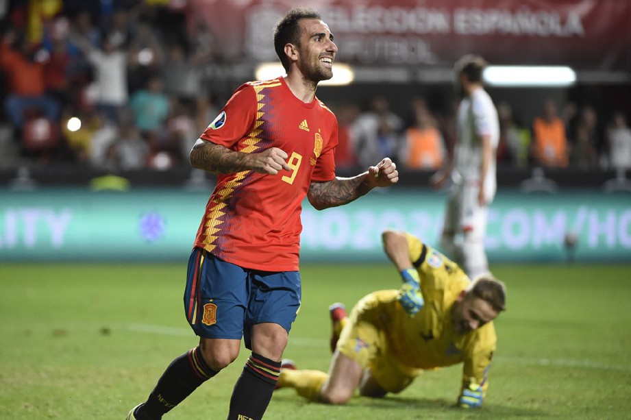 PENYERANG Sepanyol, Paco Alcacer (kiri) menyumbat dua gol pada perlawanan terdahulu. — FOTO Getty Images