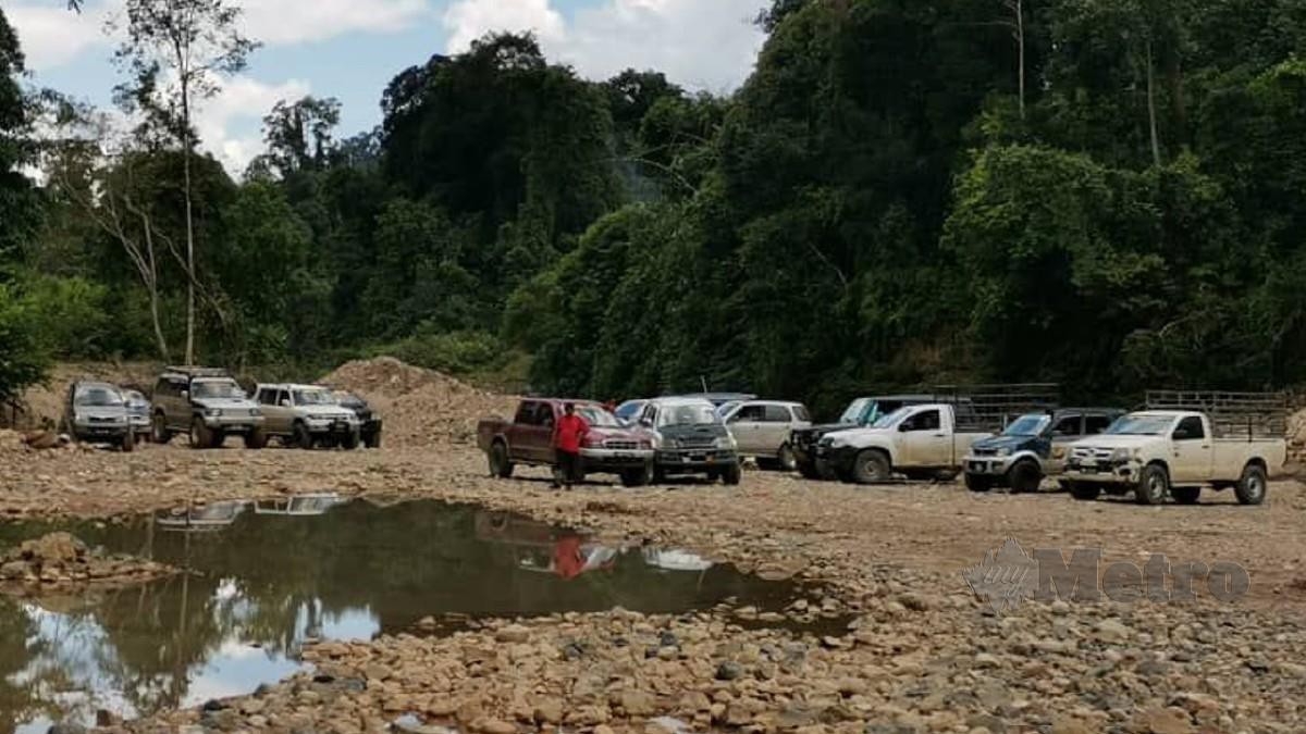 Antara kenderaan 4x4 yang disita selepas dikesan menceroboh Hutan Simpan Petuang Hulu Terengganu semalam. Foto Ihsan Jabatan Perhutanan Negeri Terengganu