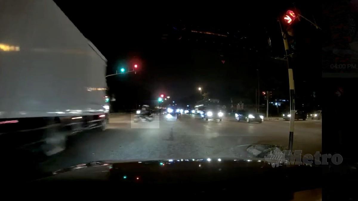 TANGKAP layar rakaman menunjukkan penunggang motosikal melanggar isyarat lampu merah. FOTO tular