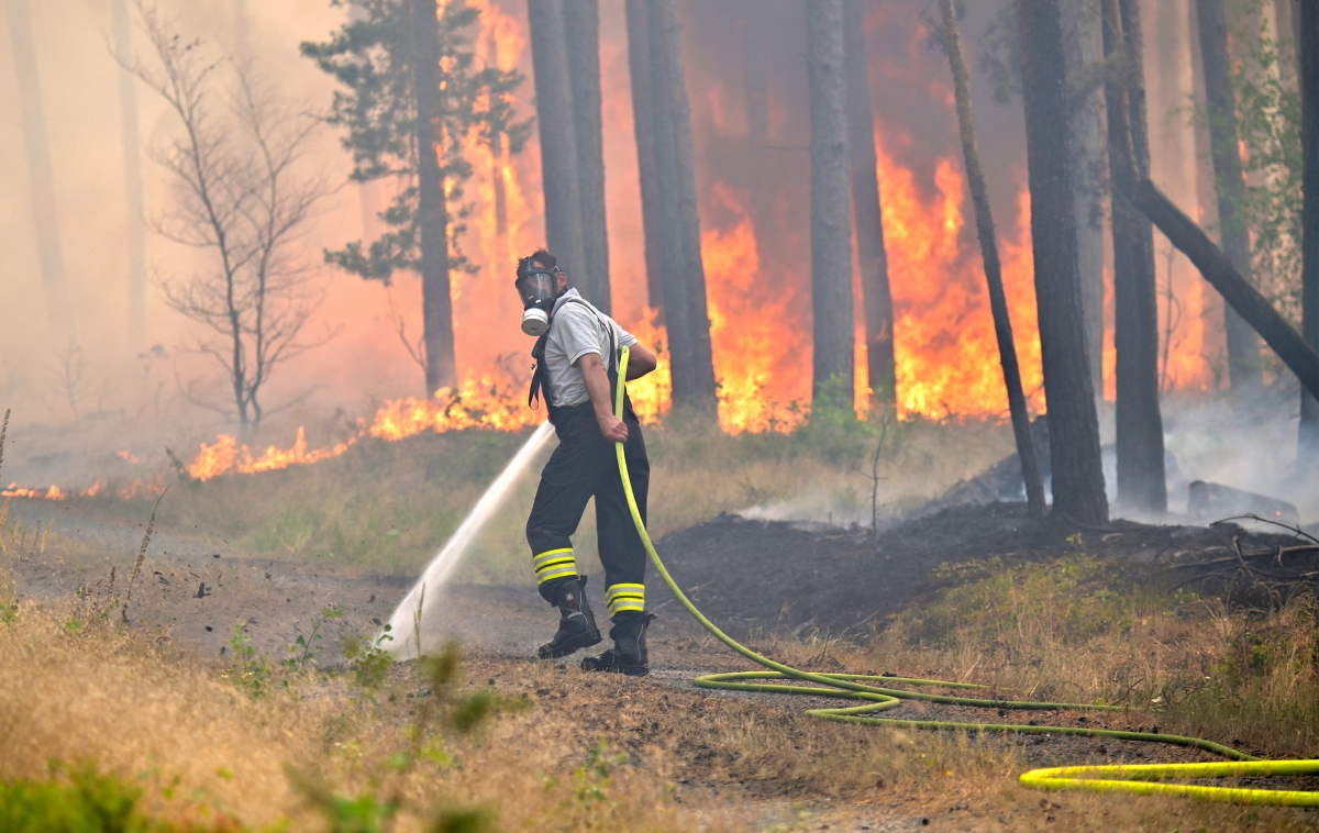 BOMBA memadam kebakaran hutan berhampiran Thiendorf di utara Dresden, Jerman. FOTO Reuters 