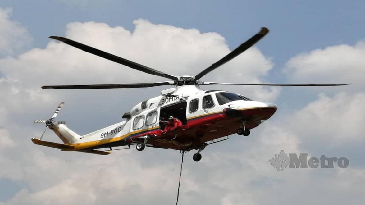 JBPM menggunakan helikopter untuk memadamkan kebakaran. FOTO ihsan JBPM