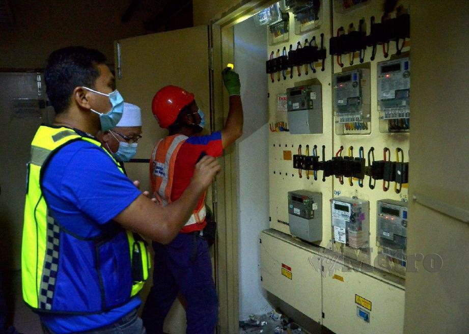 POLIS dengan kerjasama TNB mengambil tindakan tegas memotong bekalan elektrik premis yang menjalankan kegiatan perjudian online ketika operasi bersepadu di sekitar Shah Alam. FOTO FAIZ ANUAR