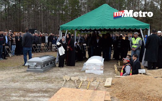 JENAZAH dikebumikan di tanah perkuburan Islam Raleigh.