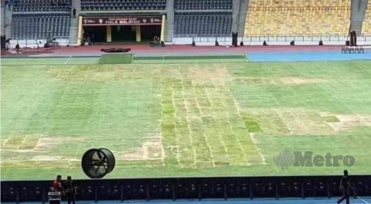 KEADAAN padang Stadium Nasional Bukit Jalil yang dilihat tidak sesuai untuk aksi final Piala Malaysia.