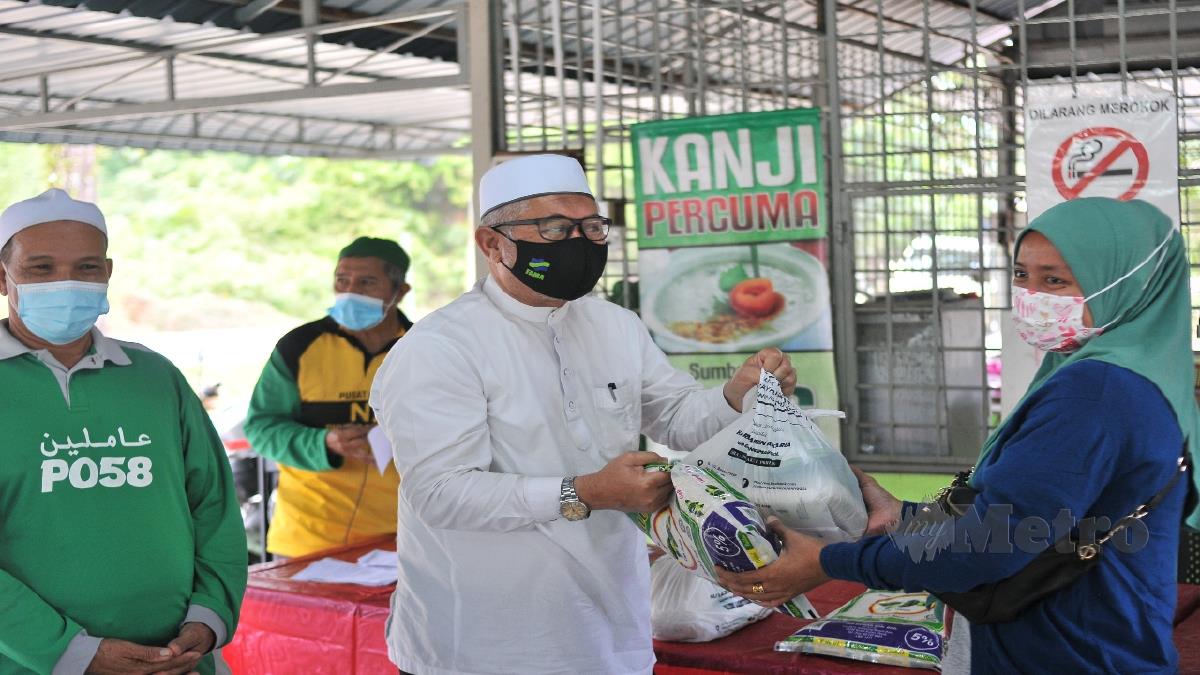 RAZMAN Zakaria dalam majlis penyampaian sumbangan makanan di Semanggol hari ini. FOTO Shaiful Shahrin Ahmad Pauzi